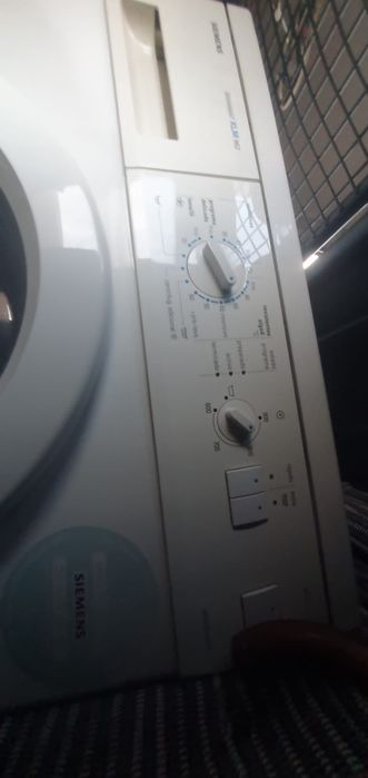 Máquina de lavar roupa Siemens a funcionar