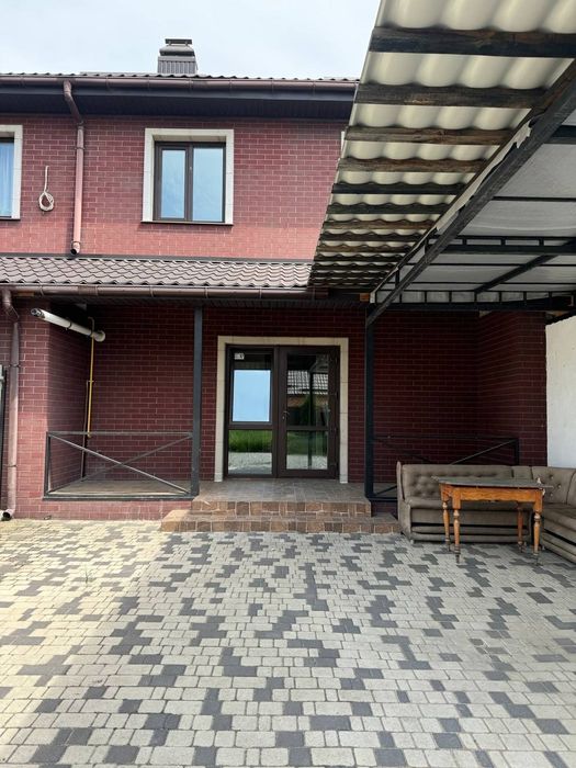 Продаж тауна на Військбуді біля парку Олександрія