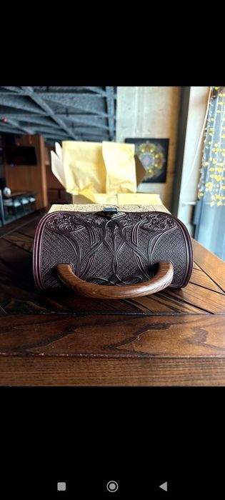 НОВАЯ кожаная сумка ручной работы с тиснением и деревянной ручкой