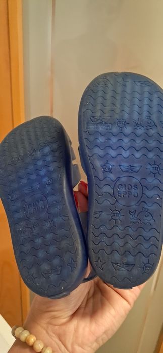 Crocs e sandálias Gioseppo 24