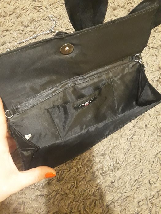 Czarna kopertówka z kokardą