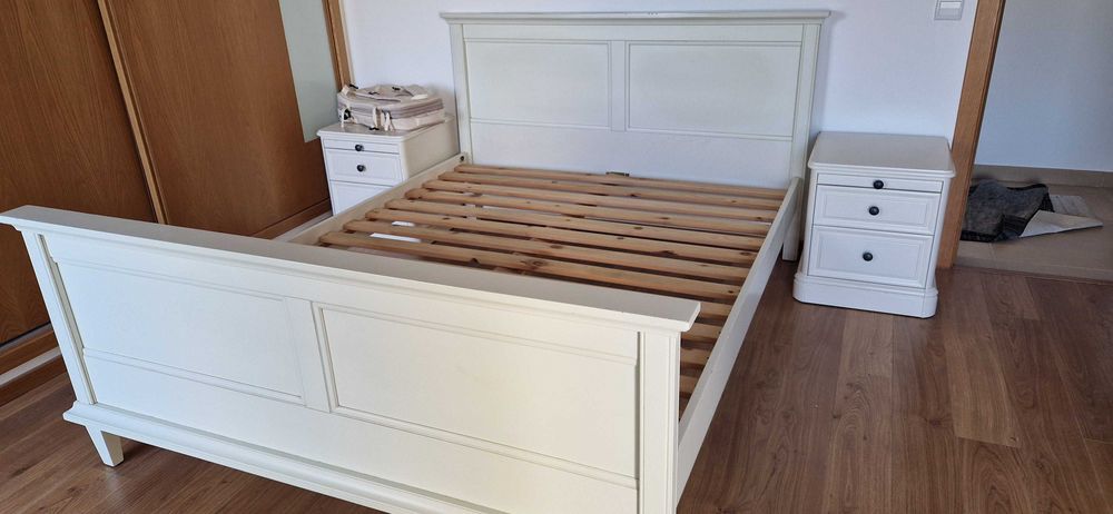 Bonita base de cama de casal com cabeceira