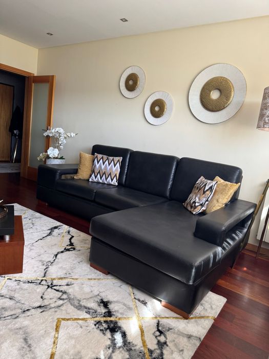 Sofá de pele com almofadas