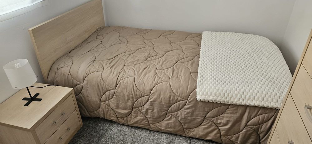 Quarto completo (cama, mesa de cabeceira, camiseiro e roupeiro)