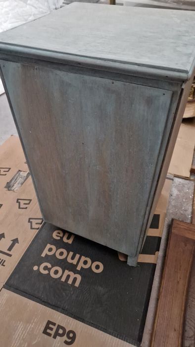 Mesa de cabeceira ou apoio de madeira