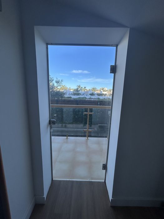 Porta de vidro com fechadura e dobradiças