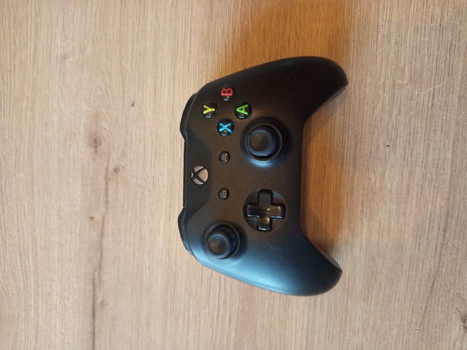 Xbox one x 1TB  z kierownicą cobra