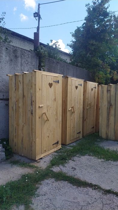 Туалет уличный. Деревянный