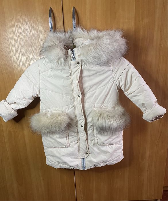 Зимова куртка на дівчинуу