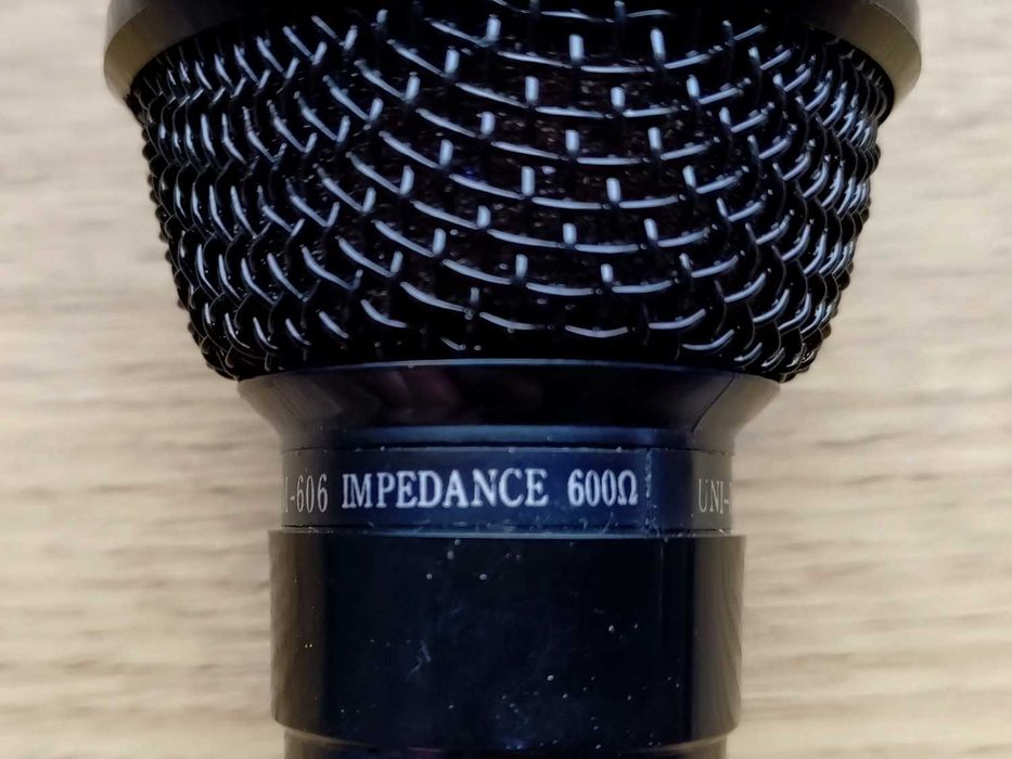 Dynamiczny mikrofon przewodowy TAKY UDM-606 do śpiewania, karaoke