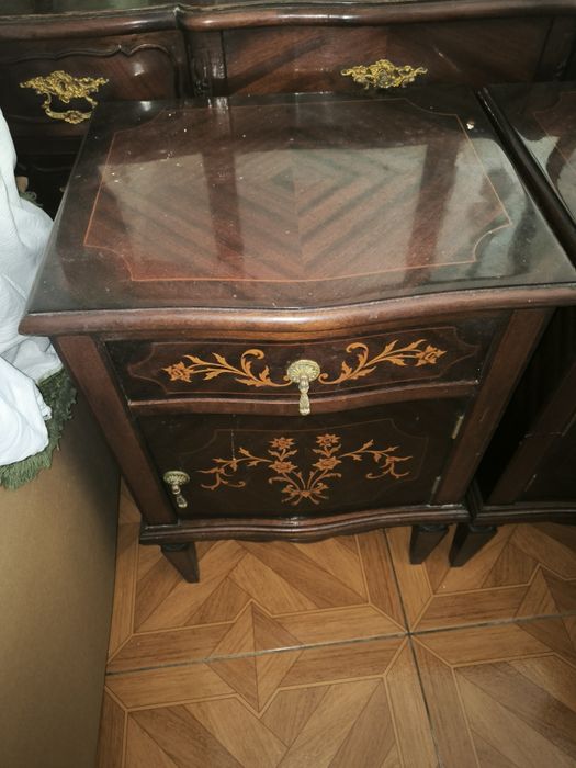 Cómoda e mesas de cabeceira antigos