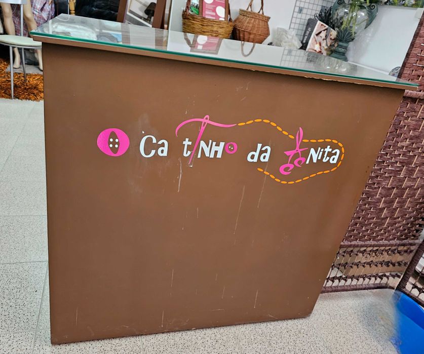 Balcão com gaveta e tampo em vidro