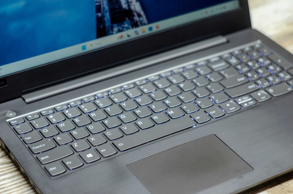 Lenovo V330-15IKB Core i5-8250U 3.4GHz/8Gb DDR4/256Gb SSD/15,6