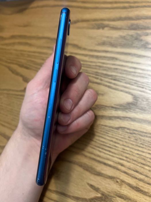 Подам смартфон HONOR 10