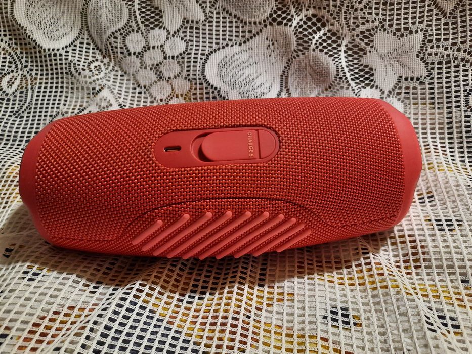Продам оригинальную музыкальную колонку JBL в отличном состоянии