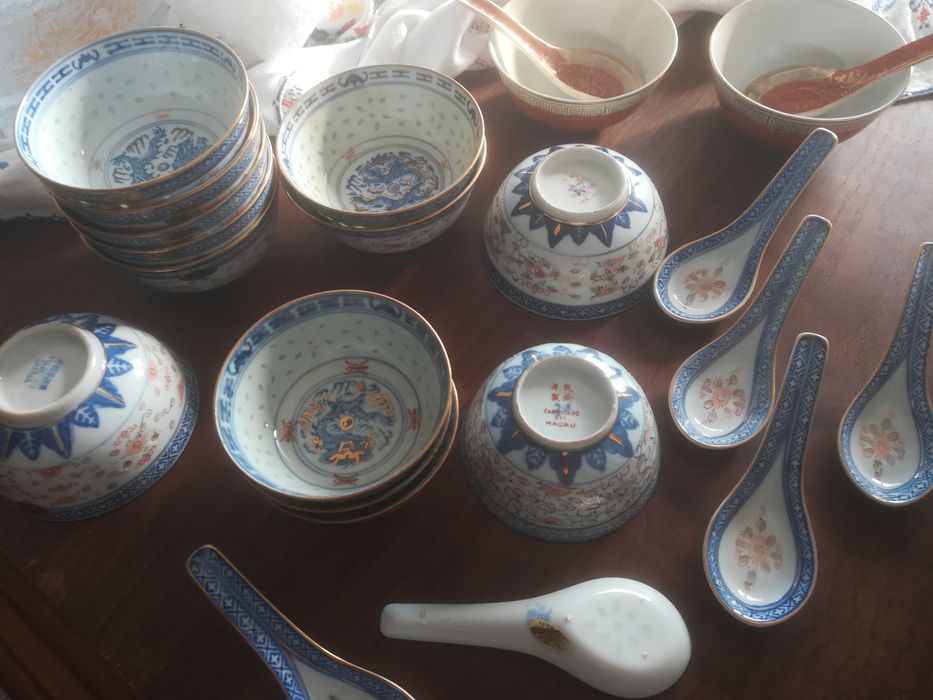Tigelas "bagos de arroz"  e colher loiça macaense