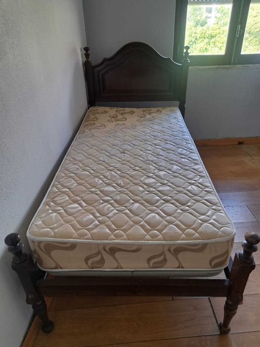 Cama de solteiro com estrado e colchão