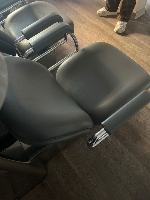 Cadeiras e rampas de lavagem de cabeleireiro.