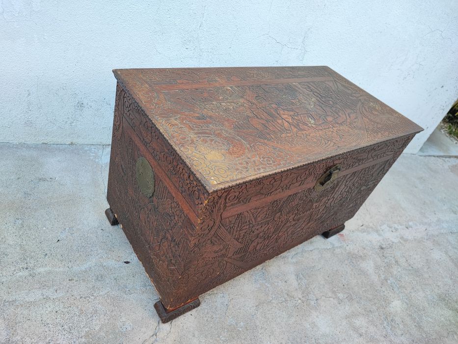 Arca em madeira maciça