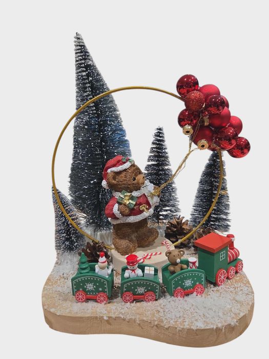 Świąteczna dekoracja z misiem, pociągiem i balonami