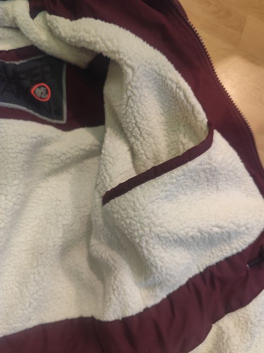 Bordowa Kurtka Superdry z serii Wind Attacker Engineered
Seria: The Wi