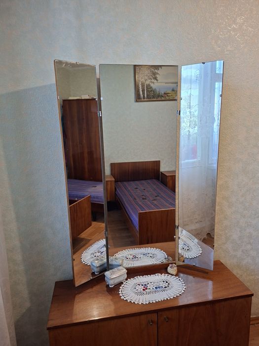 Спальня, кровать, тумбочка, трюмо, зеркало