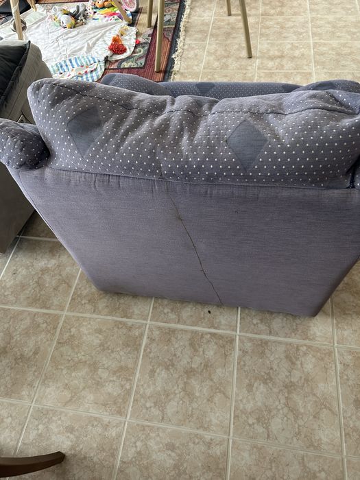 Sofa. Poltrona em bom estado