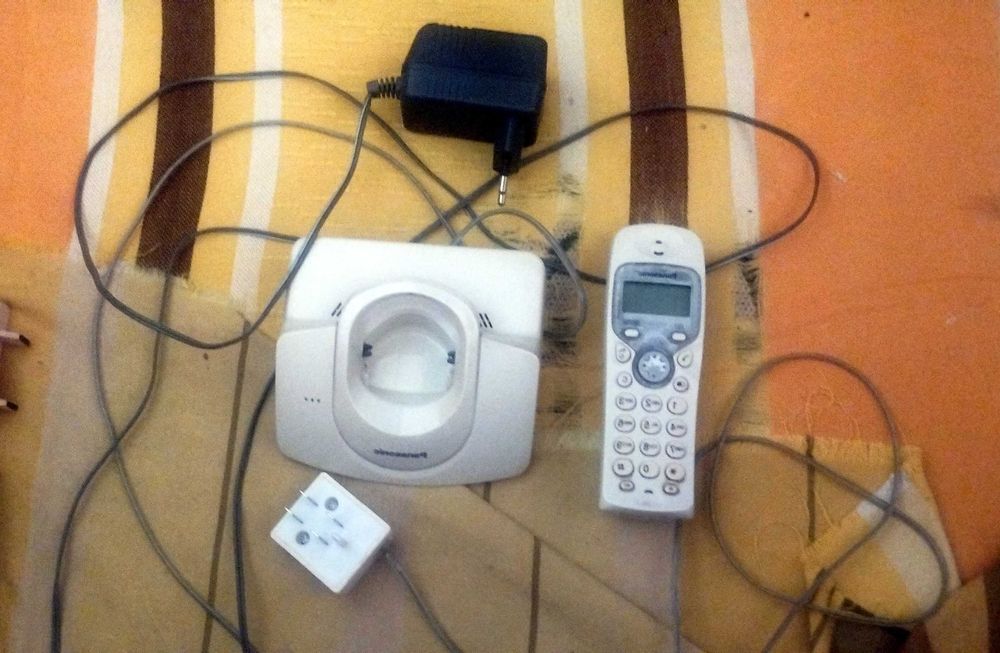 Домашний (городской) телефон Panasonic c полочкой/подставкой на стену