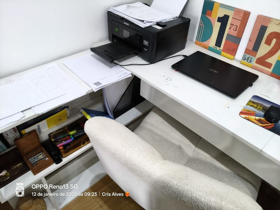 Secretaria branca em L e cadeira super confortável em boucle