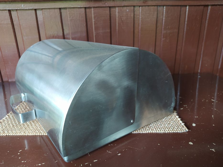 Chlebak .Pojemnik na pieczywo w kolorze srebrnym INOX.