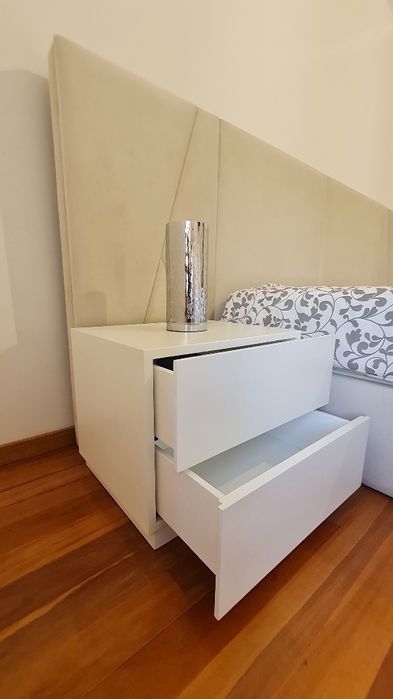 Cama mais 2 mesas de cabeceira