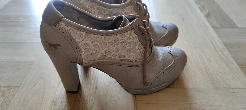 Buty jesienne haft kwiaty mustang skóra 39