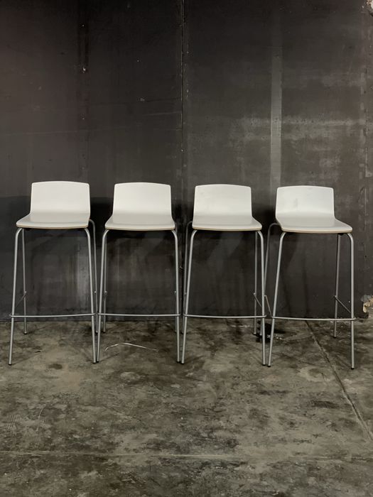 Bancos brancos lacados