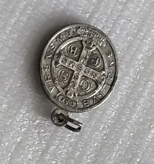 Św. Benedykt ,  medalik religijny z ochroną przed złem 1944 rok .