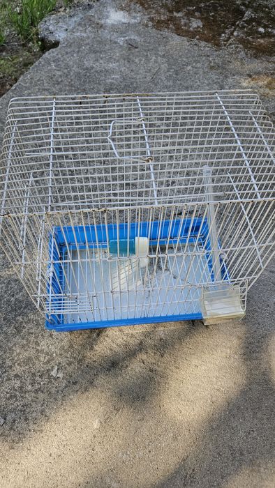 3 gaiolas para pássaros e acessórios