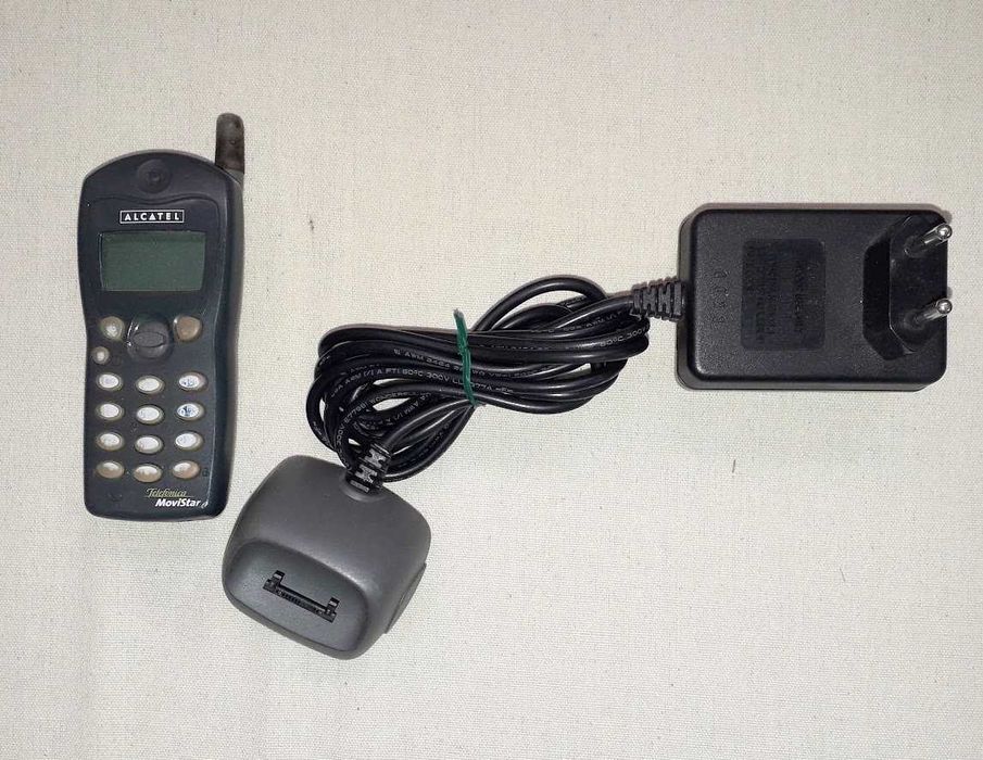 Telemóveis e acessórios antigos não funcionais coleção