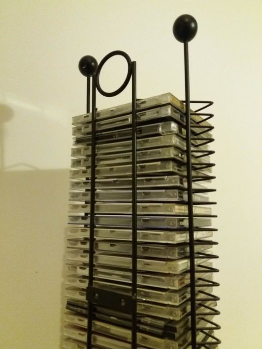 Torres para 40 CDs mais 9 CDs duplos, preta ou prateada