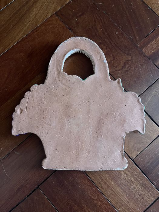 Decoração parede em barro pintado à mão