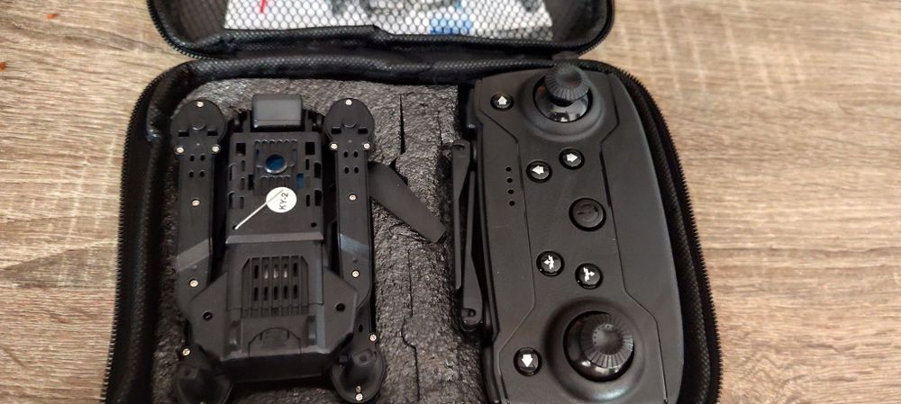 dron z kamerka i uchwytem na telefon