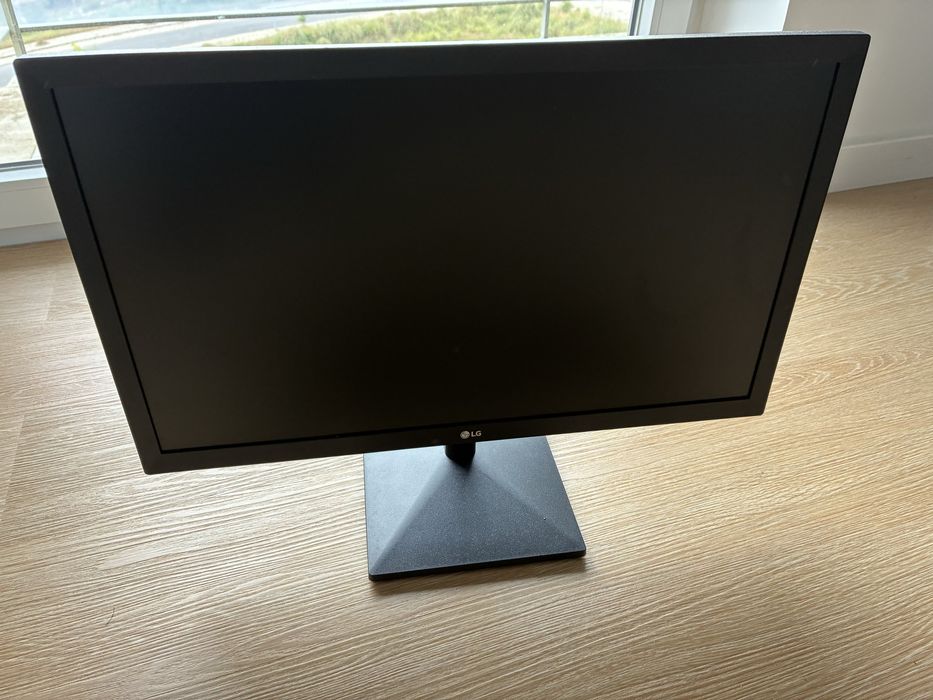 Monitor LG 22" Full HD + Suporte de Mesa Ewent — Pack Completo