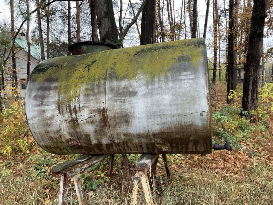 Металева ємкість для зерна чи технічної води.
