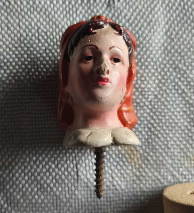 Garraga antiga em palha com rolha cabeça em louça