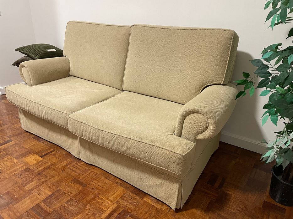 Sofá 3 pessoas em tecido Bege impecável