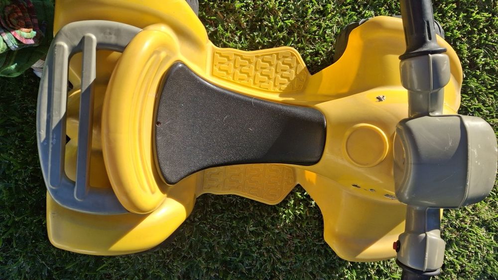 Brinquedo de criança para ser puxado com os pés.