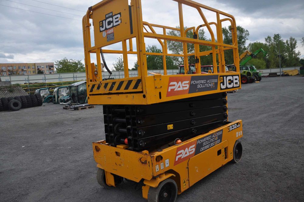 Zwyżka podnosnik podest ruchomy kompaktowy jcb Genie jlg 2646 E 10  M