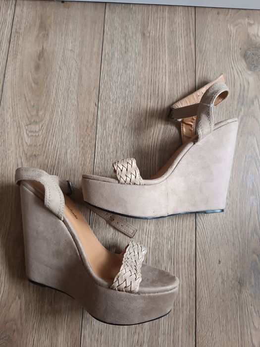 Brązowe wysokie koturny