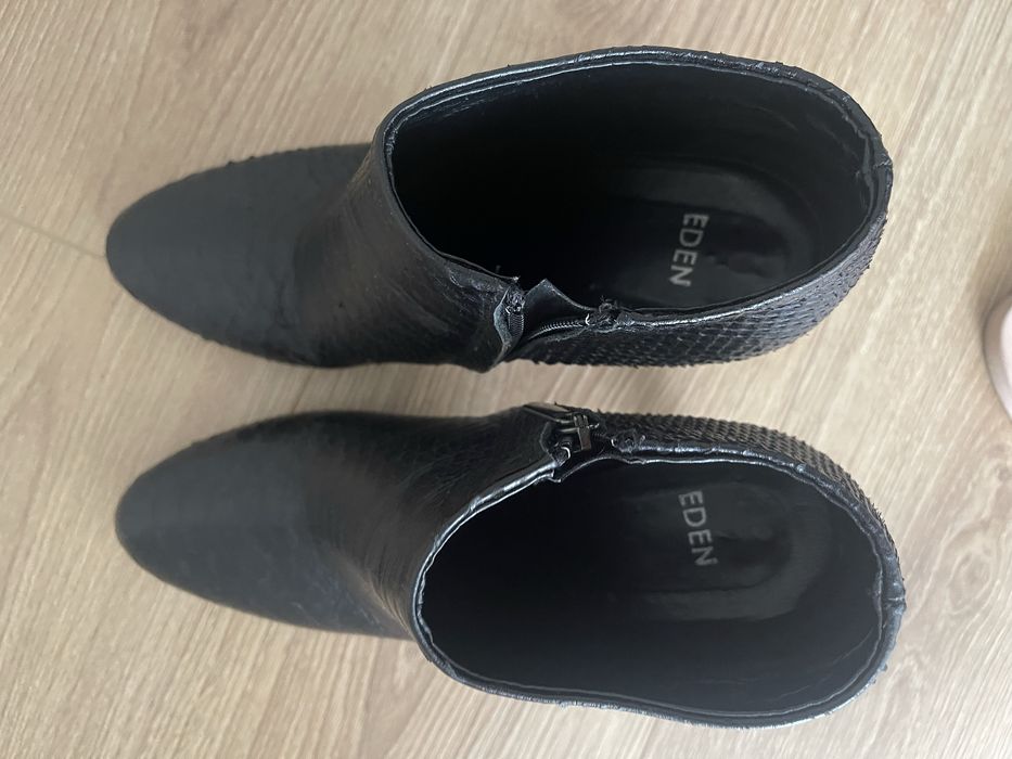 Sapatos e botins pretos