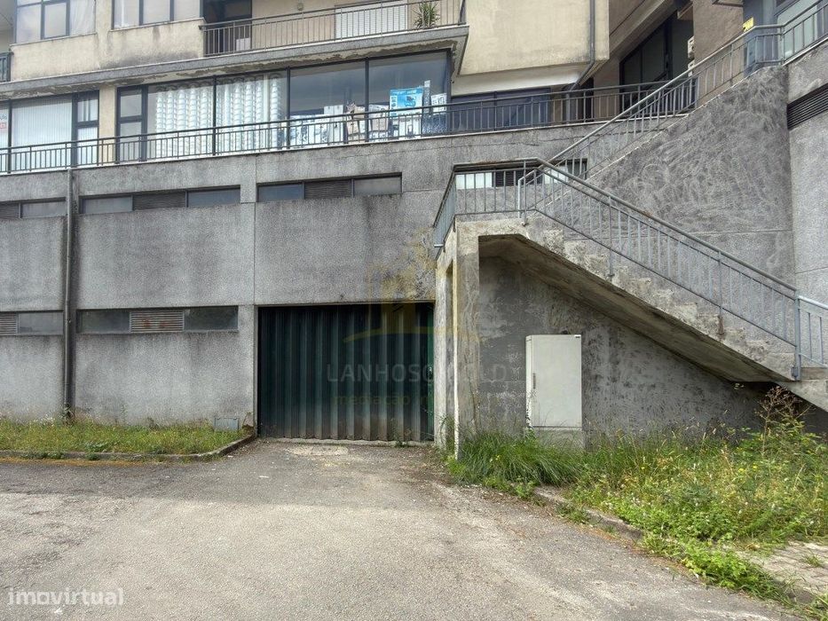 Armazém / Garagem com 90 m² no Centro da Vila