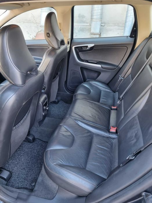 Volvo XC60 2.4D D5 автомат Summum