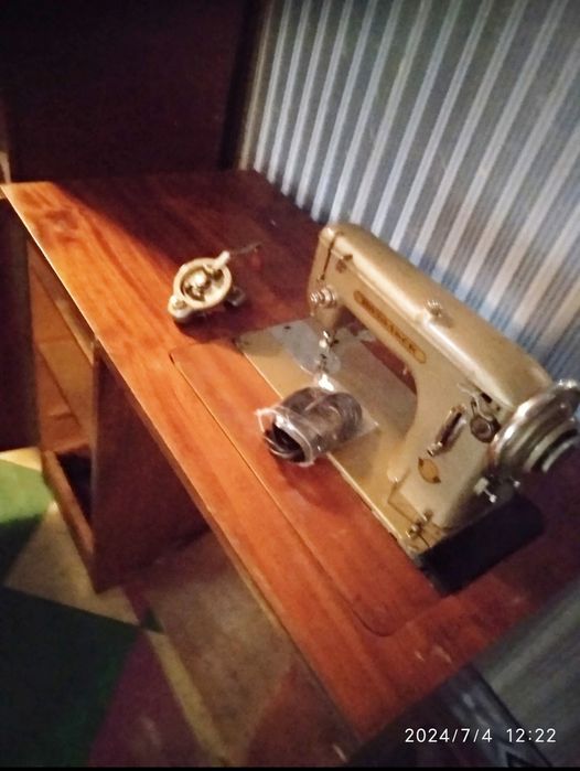 Швейная машинка Подольск + стол ,ящики итд ножной и ручной привод
